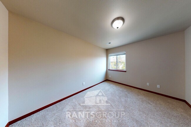 Building Photo - Beautiful Home In Puyallup! Easy JBLM Comm...