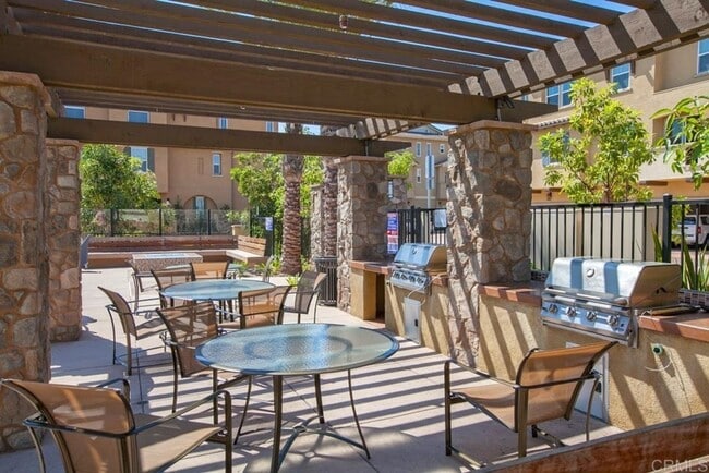 Building Photo - Spacious 2 Bedroom + Office/Den Townhome i...