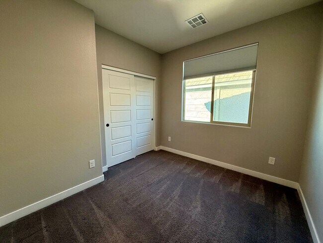 Building Photo - 3/BD 2.5/BA Contemporary Comfort in a Prime Location!