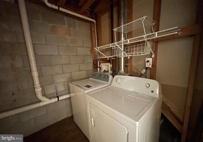 Building Photo - 127 Tulip Ln