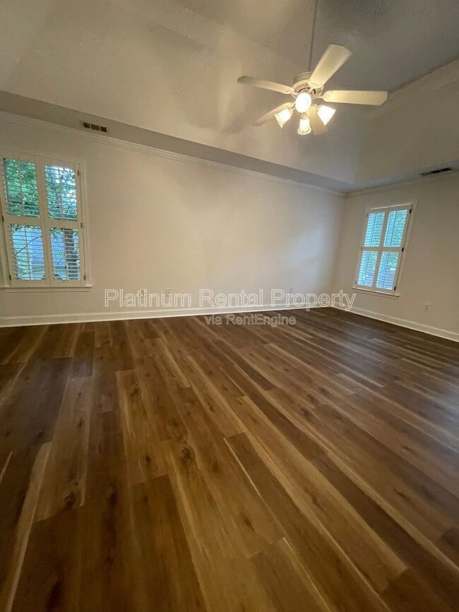 Building Photo - 870 Ingleside Dr