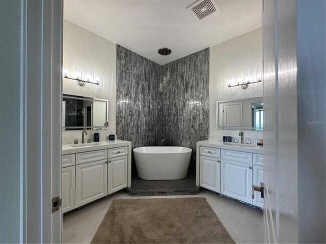 Building Photo - 200 Ocean Crest Dr