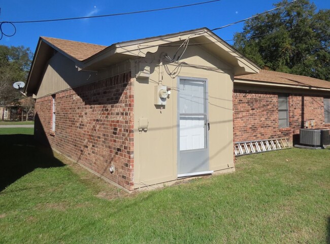 Building Photo - Charming 2 Bedroom, 1 Bath Duplex in White...