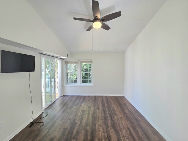 Building Photo - 3431 Lakeside View Dr