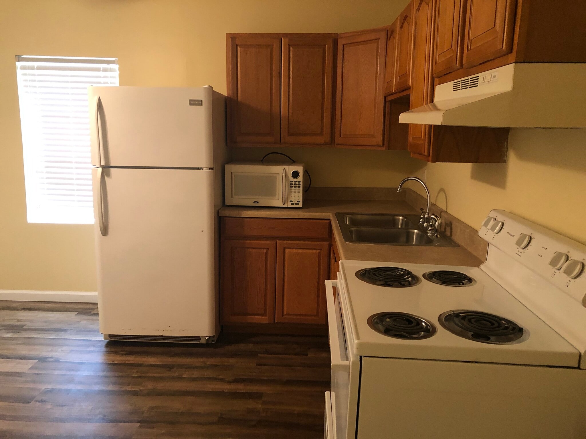Kitchen - 1620 Glen Ave