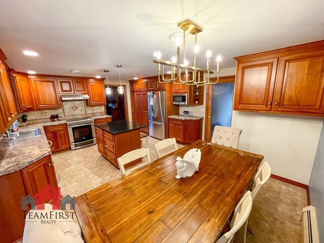 Building Photo - 910 Pine Ridge Dr