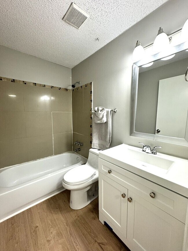 Building Photo - Renovated 2 Bedroom / 1 Bathroom Apartment