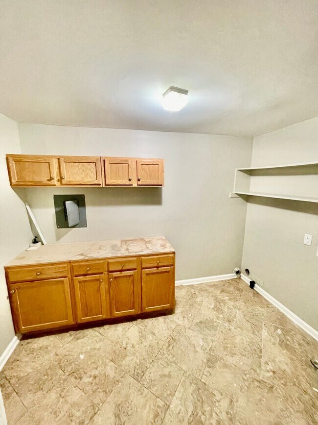 Building Photo - Welcome to view, a charming 4-bedroom, 2-bathroom home located in the heart of Charlotte, NC.