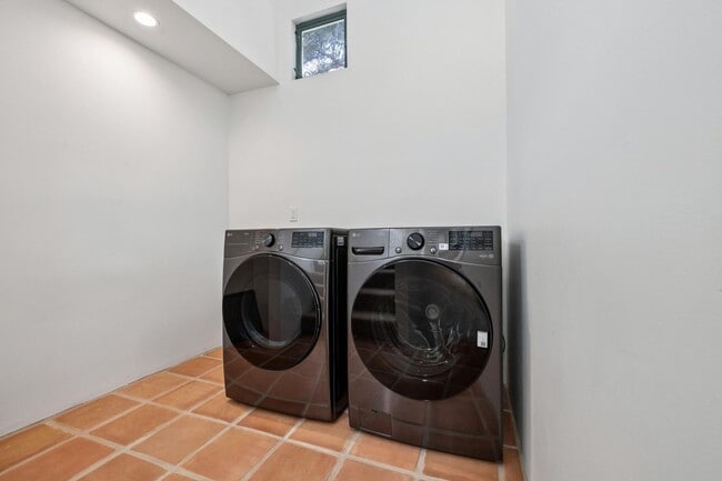 Building Photo - Charming 4BR Home Available in Private Portola Valley Cul de Sac