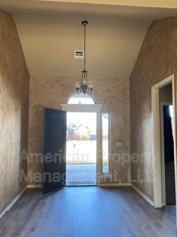 Building Photo - 15609 S Broadway St