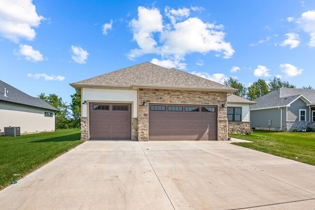 Building Photo - Luxury Rental!