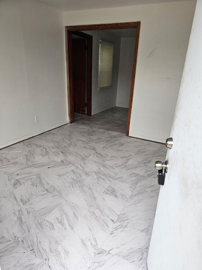 Building Photo - Cozy 4 Bedroom Home