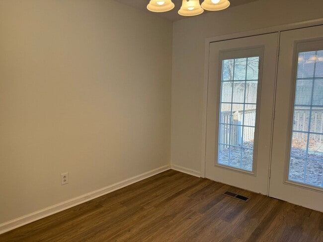 Building Photo - 11105 Lake Hills Dr