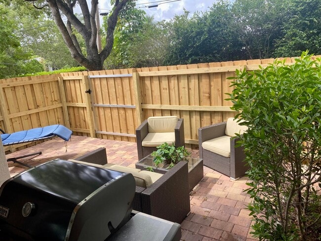 Building Photo - 2622 Webb Ave