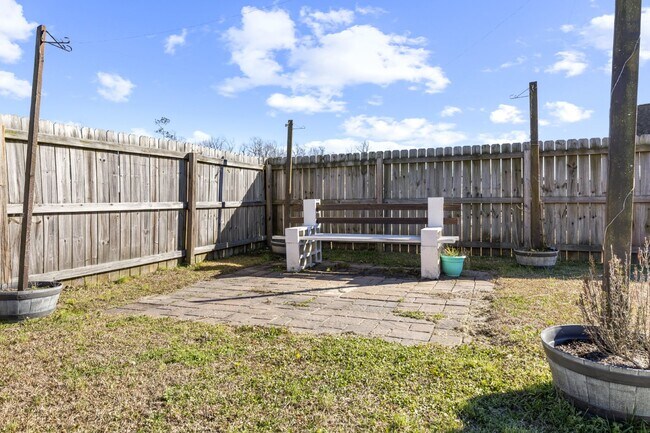 Building Photo - Towne Pointe