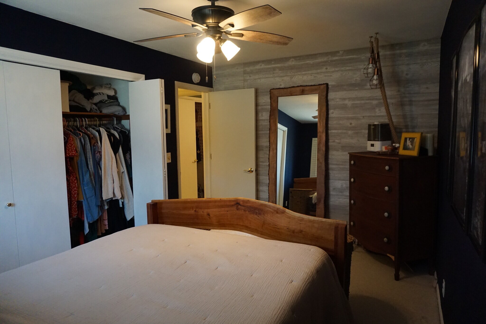 Bedroom 1 - 4060 Victoria St N