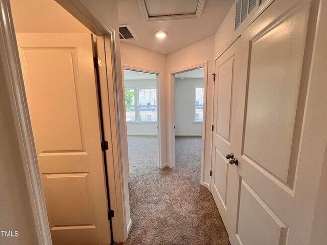 Building Photo - 52 Camel Crazies Pl