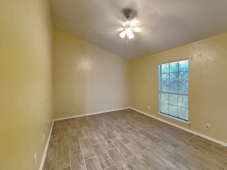 Building Photo - 422 Dollins St