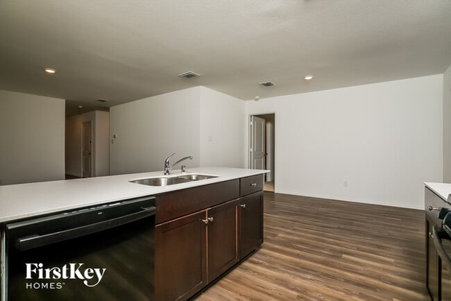Building Photo - 1614 River Xing Dr