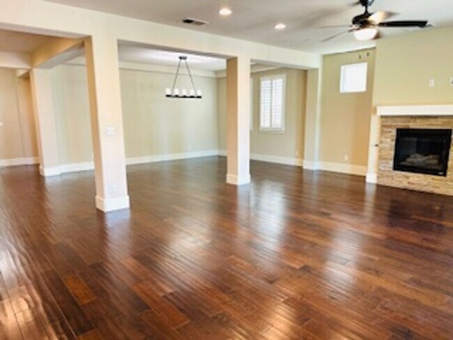Building Photo - $2,695 Beautiful Barclay Square 4 Bed / Ha...