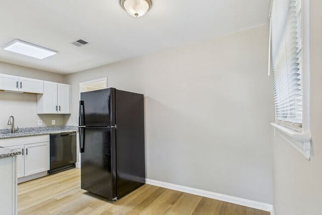 Building Photo - Updated home with New Kitchen, Hardwood Fl...