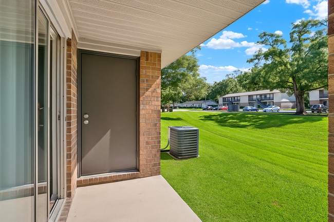 Building Photo - SPACIOUS 2 Bedroom 1.5 Bath Apartment