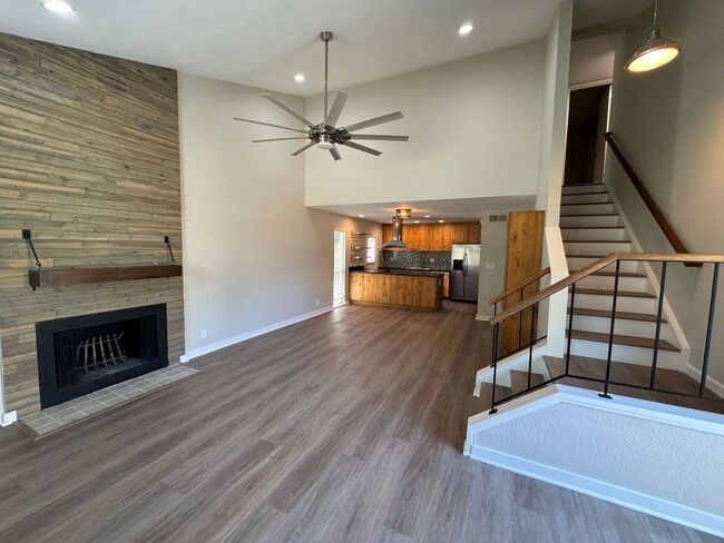 Building Photo - Beautiful two story townhome in Sunset Par...