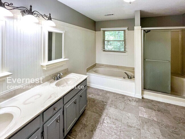 Building Photo - Beautiful 4 Bed & 2.5 Bath Home in Hixson ...