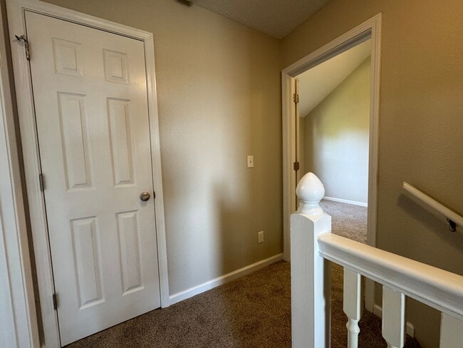 Building Photo - 3 bedroom, 2.5 bathroom duplex located clo...
