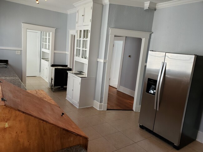 Building Photo - 8 Fontainebleau Dr