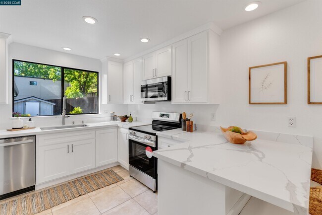 Building Photo - 2424 San Miguel Dr