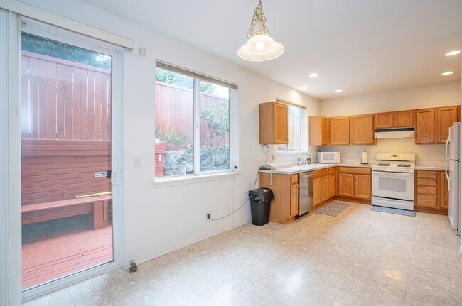 Building Photo - Spacious 4-Bedroom in Renton’s Serenity Ridge