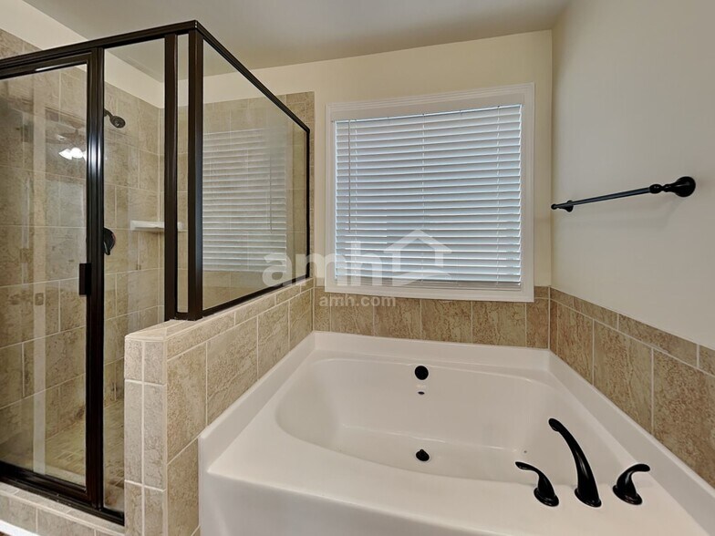 Building Photo - 210 Pebblefield Trce