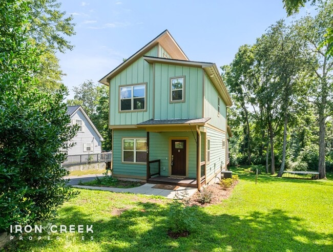 Building Photo - Modern Three-Bedroom Home with Screened Po...