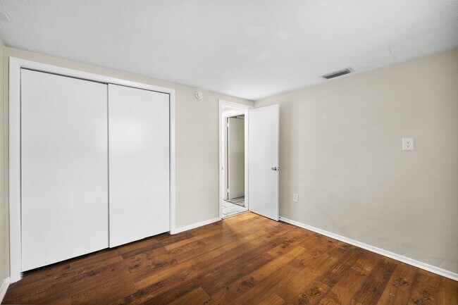 Building Photo - Beautiful 3bdrm/2bath home with attached garage and large yard $1,595.00 ** Ready Now** MOVE IN B...