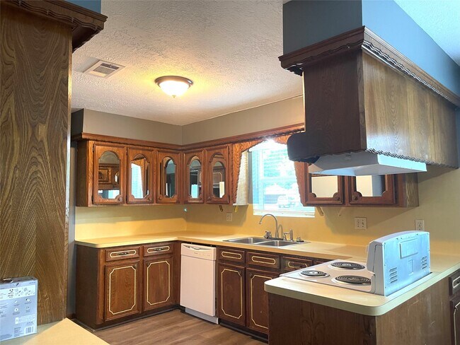 Building Photo - 9626 Hearthwood Dr