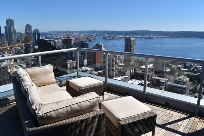 Building Photo - Spacious Luxury One Bedroom - Insignia