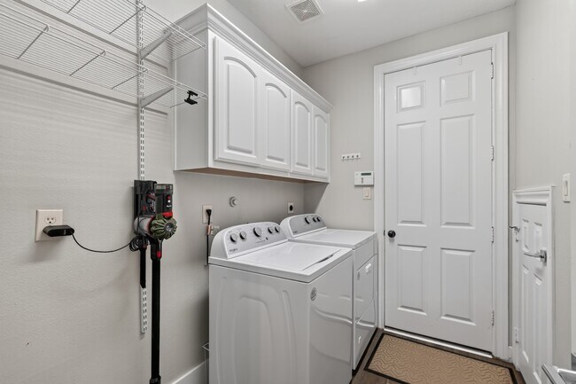Building Photo - 110 S Veilwood Cir