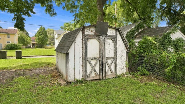 Building Photo - 1221 Wefel St