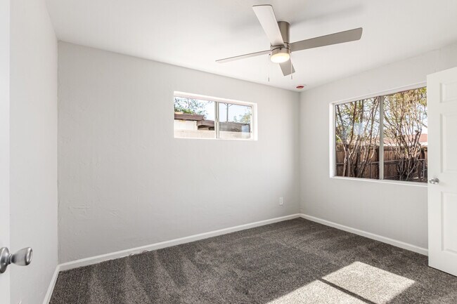 Building Photo - 1238 E Vine Ave