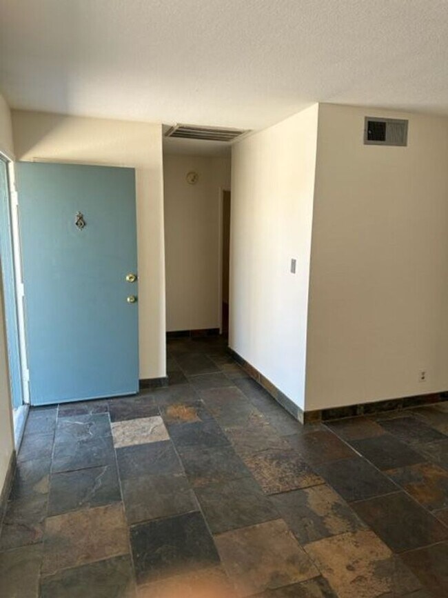 Building Photo - SW Remodeled 2 Bedroom!!