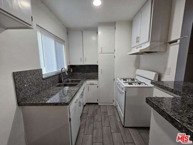 Building Photo - 7419 Woodley Ave