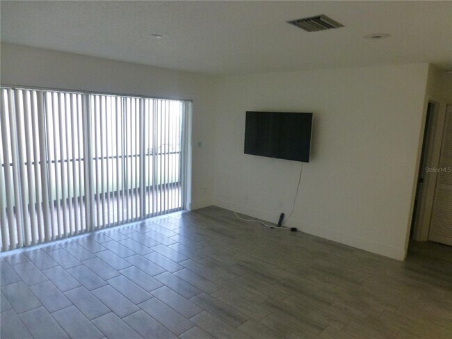 Building Photo - 60 Iris Pl