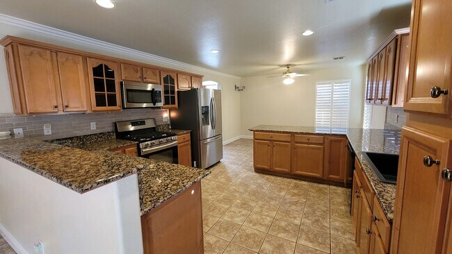 Building Photo - GORGEOUS 4/3 IN THE SW!!!