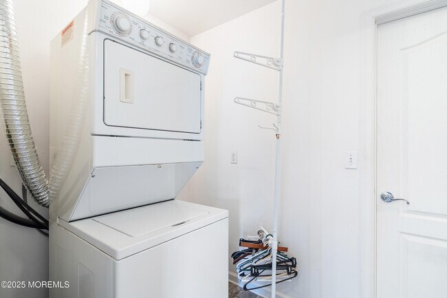 Building Photo - 410 Hemlock Dr
