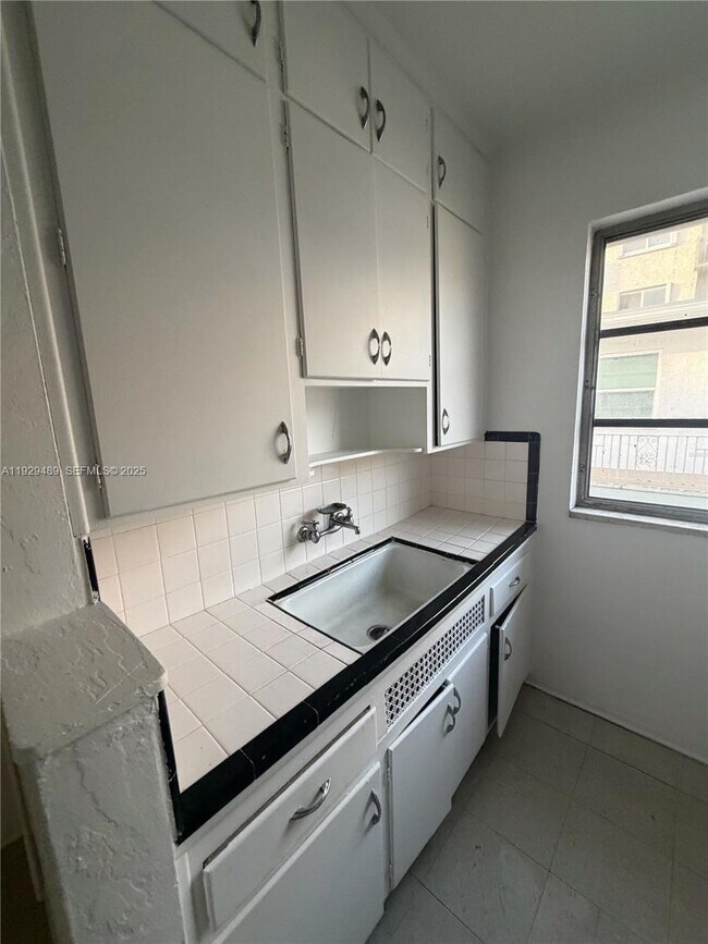 Building Photo - 905 16th St