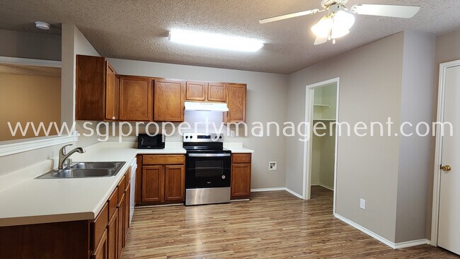 Building Photo - 8005 Mosstree Dr