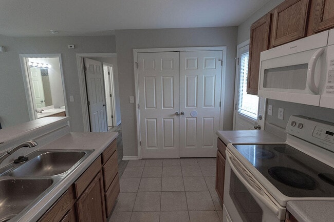 Building Photo - 1330 Godas Cir