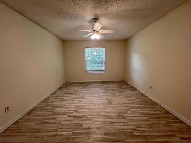 Building Photo - Spacious dog friendly home- Jacksonville