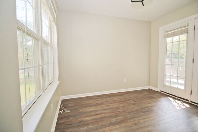 Building Photo - Pre-Leasing for 2026-2027! Olympia B – 3 B...